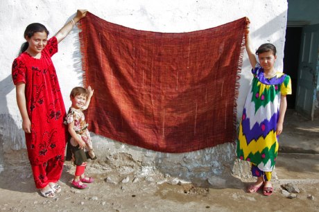 The photo of a Tajikistan weaver and her daughters that kept Cindy inspired. Photo courtesy of Marilyn Murphy